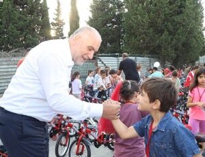 Lider Sandıkçı’dan Davet: Tüm Çocuklar Armağanlarına Kavuşuyor