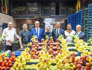 Lider Tugay İzmir’in hal esnafıyla buluştu