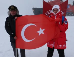 Uluslararası Keşif Gezisine Katılan Türk Genç, Kuzey Kutbu’nda Türk Bayrağını Dalgalandırdı